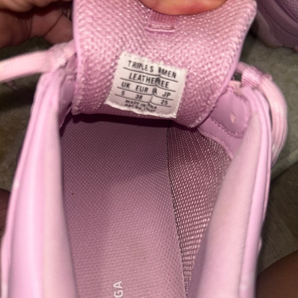 Chic light pink athletic shoes by Balenciaga. Ideal for everyday style - Picture 2 of 4